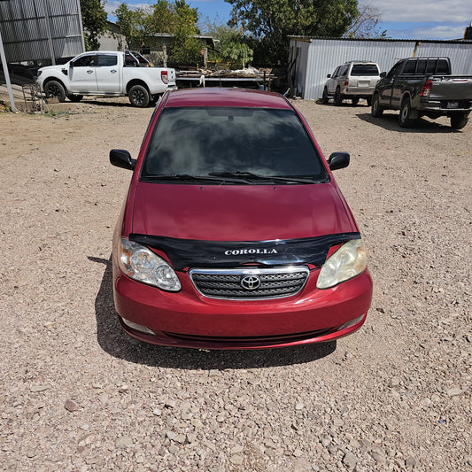 Toyota Corolla 2005 - Vista frontal parrilla y logo Toyota color rojo | Vende Tu Auto Honduras