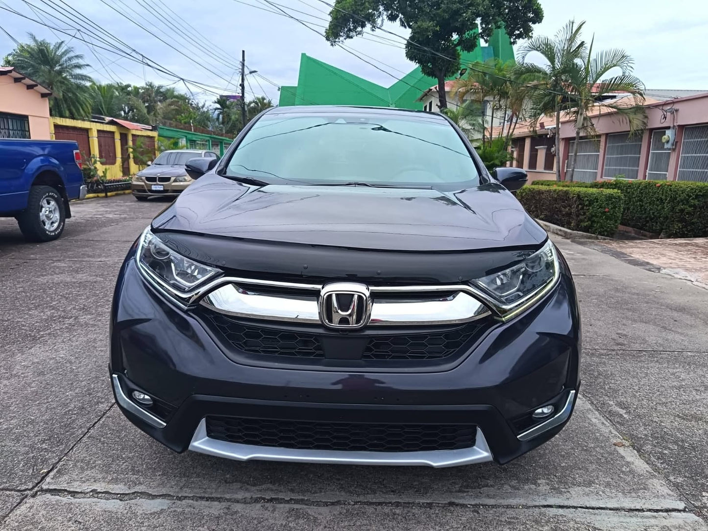 Honda CR-V 2018 - Vista frontal parrilla y logo Honda | Vende Tu Auto Honduras
