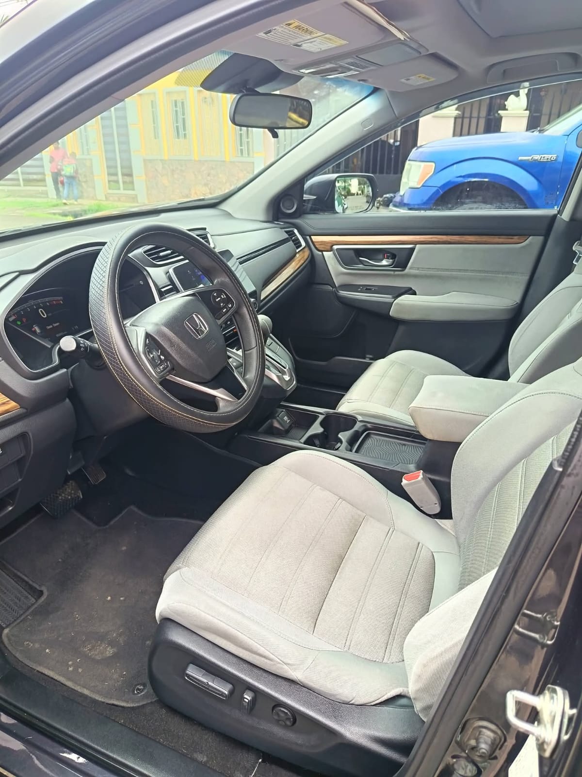 Honda CR-V 2018 - Interior asiento del conductor y consola central | Vende Tu Auto Honduras
