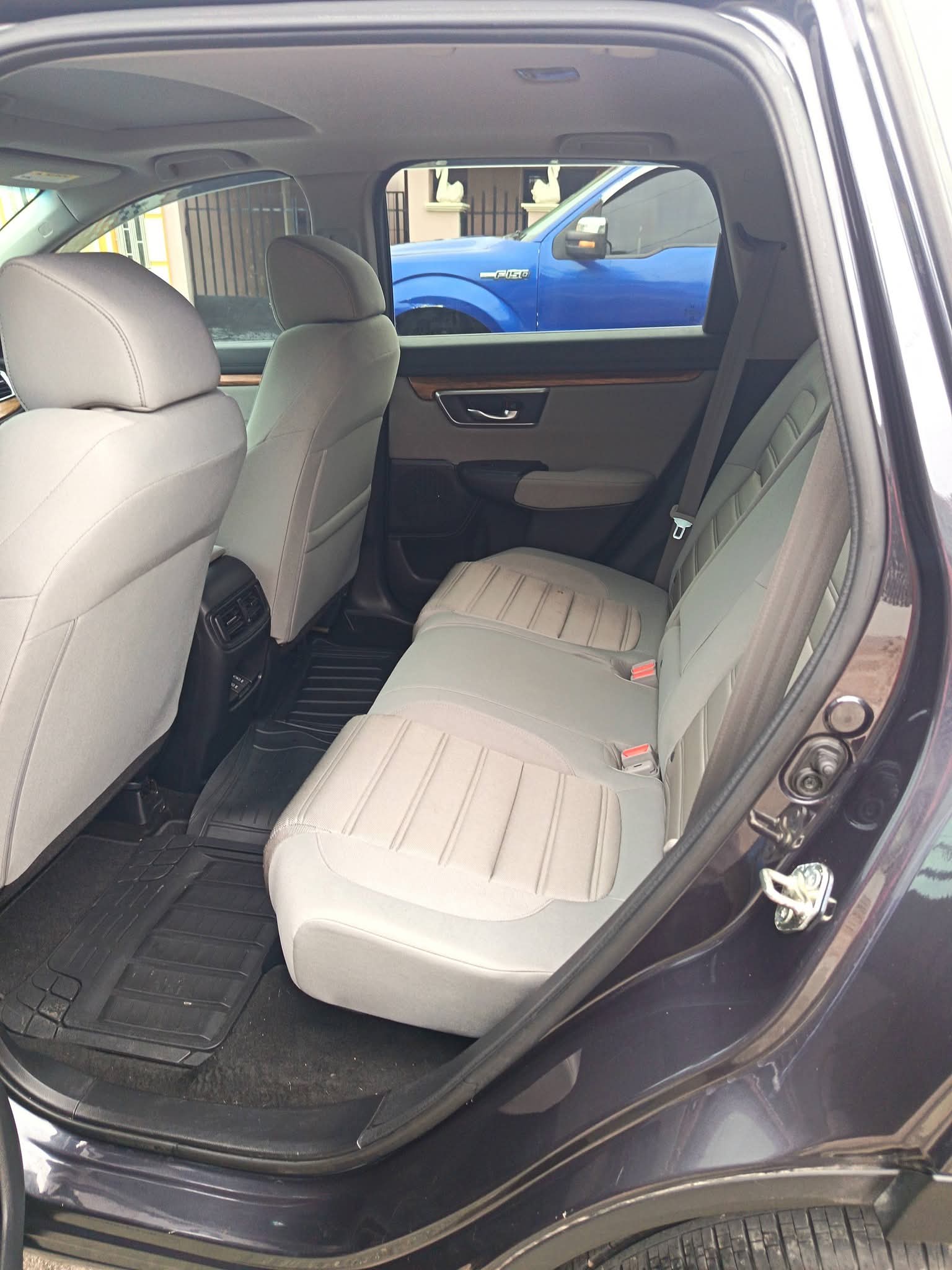 Honda CR-V 2018 - Asientos traseros tapicería beige | Vende Tu Auto Honduras
