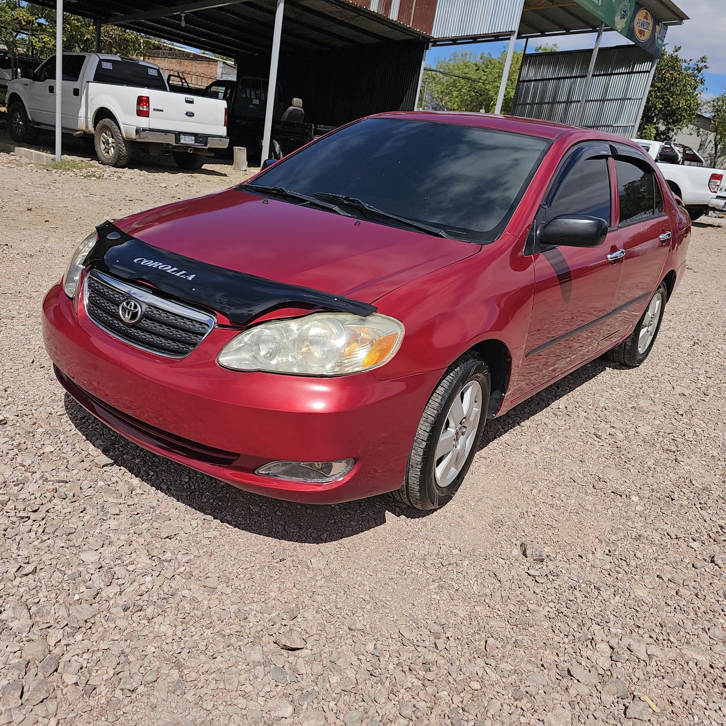 Toyota Corolla 2005 - Vista frontal lateral color rojo | Vende Tu Auto Honduras
