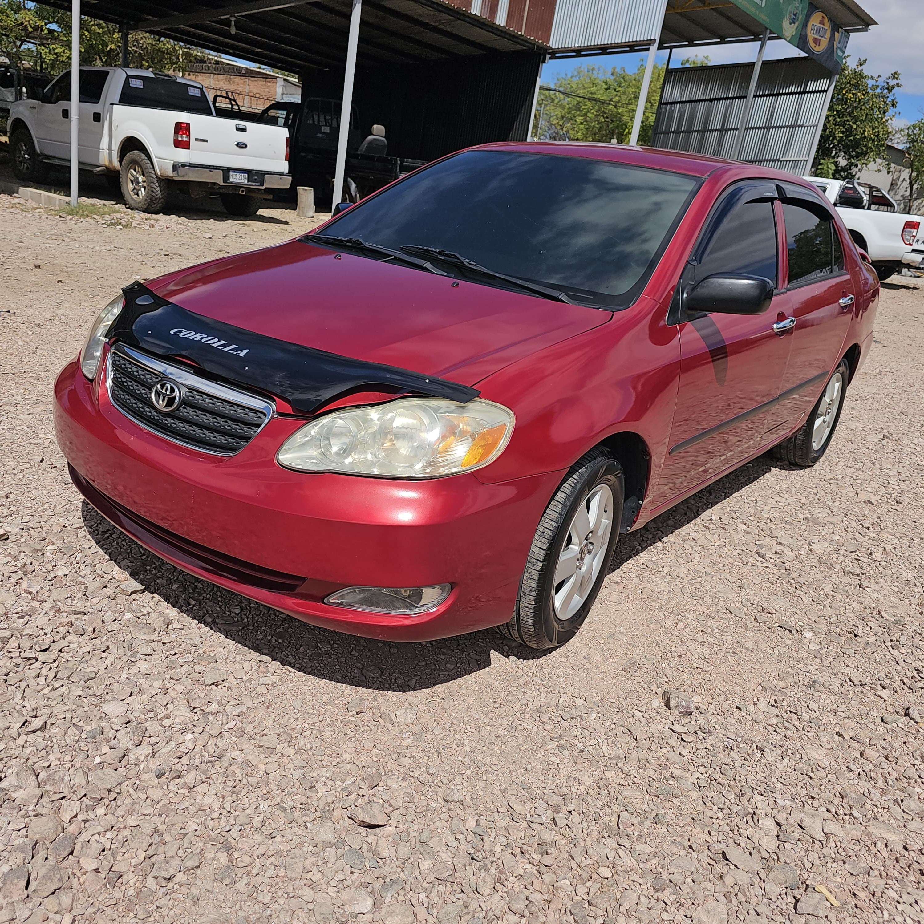 Toyota Corolla 2005 - Vista frontal lateral color rojo | Vende Tu Auto Honduras
