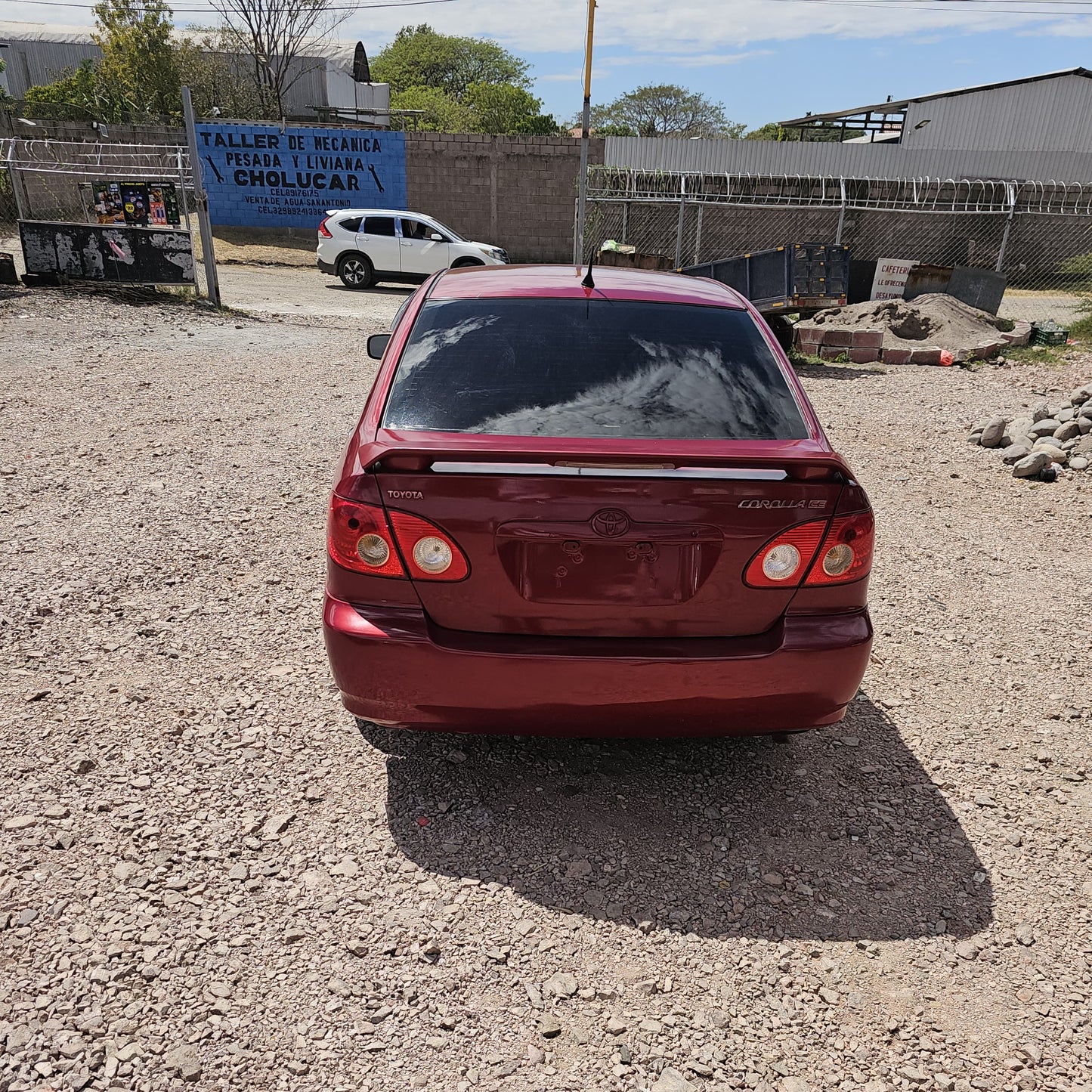 Toyota Corolla 2005 - Vista trasera color rojo | Vende Tu Auto Honduras
