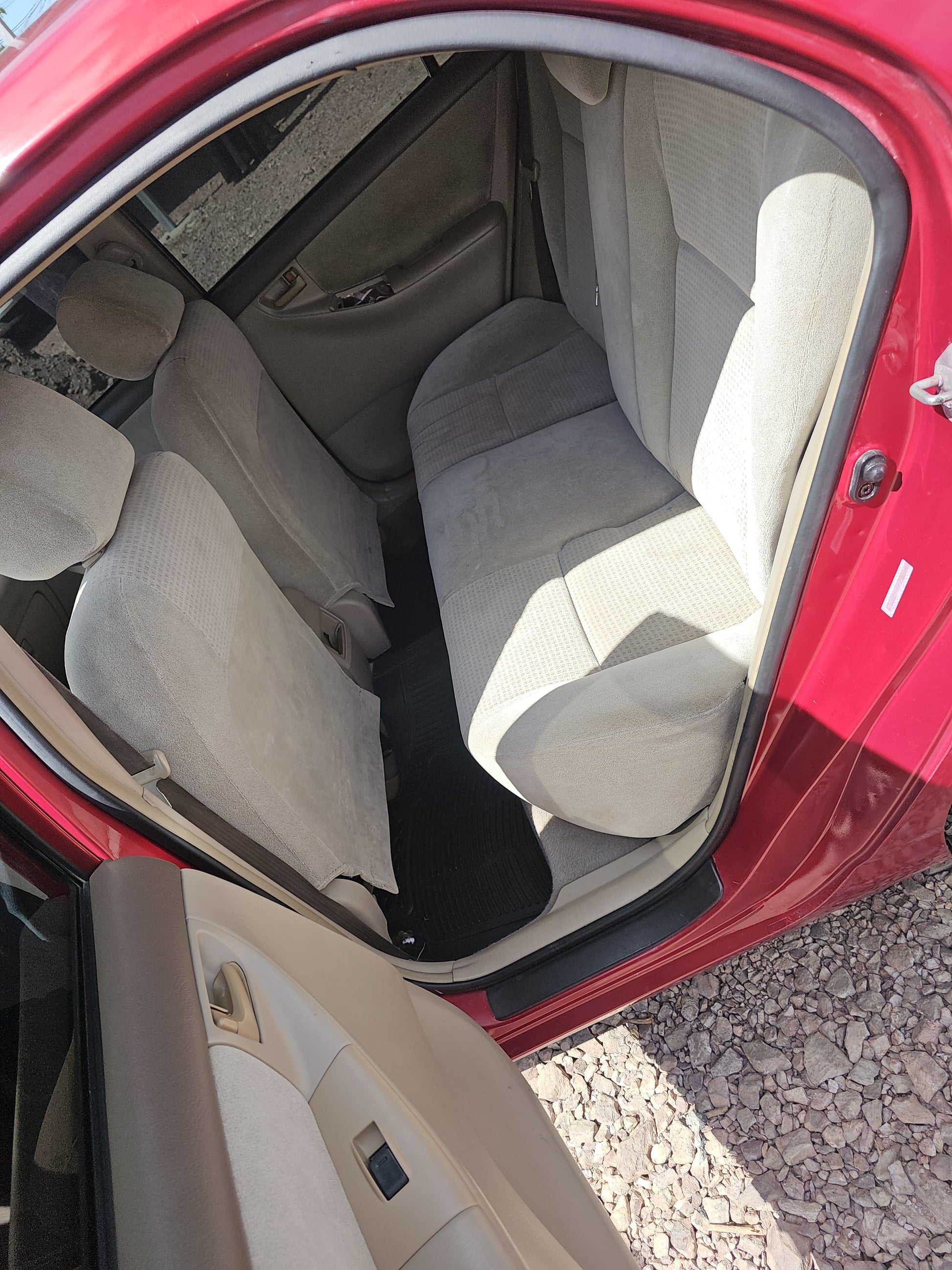 Toyota Corolla 2005 - Asientos traseros tapicería beige | Vende Tu Auto Honduras
