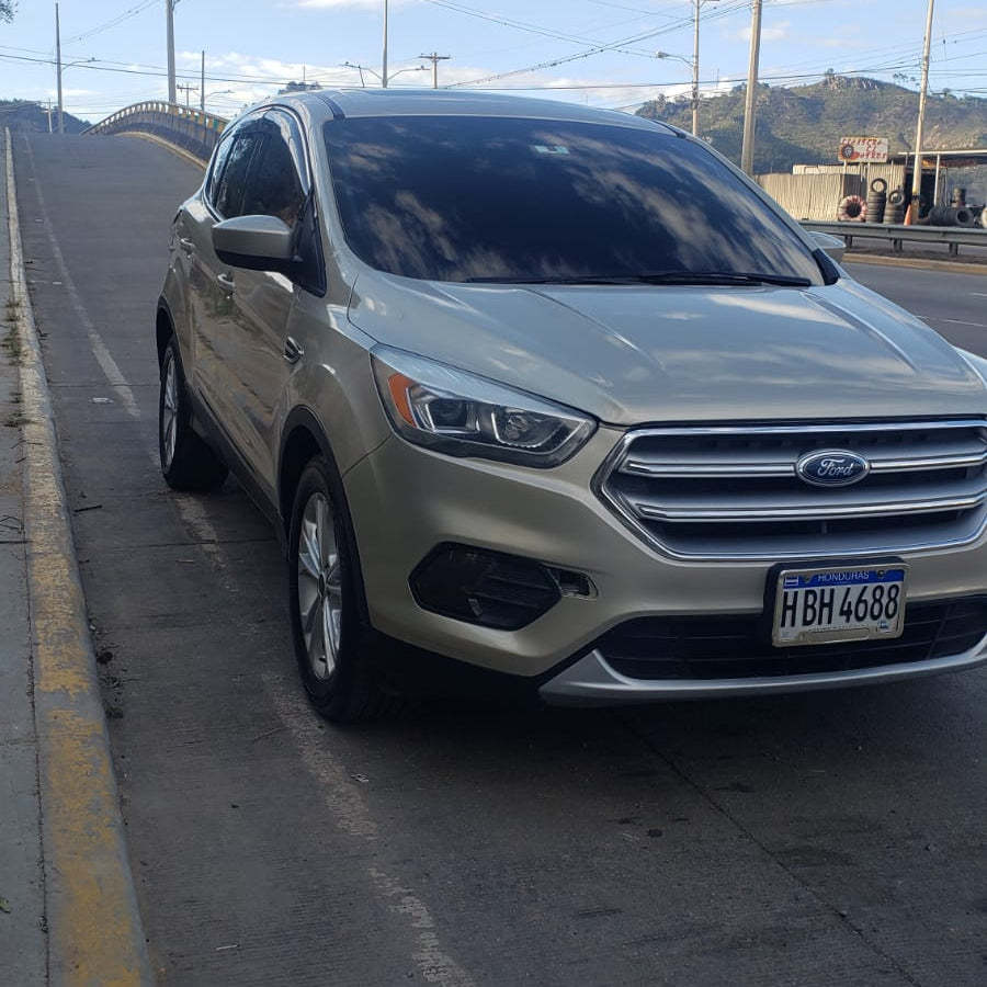 Ford Escape 2017 - Vista frontal lateral izquierda color dorado champagne | Vende Tu Auto Honduras
