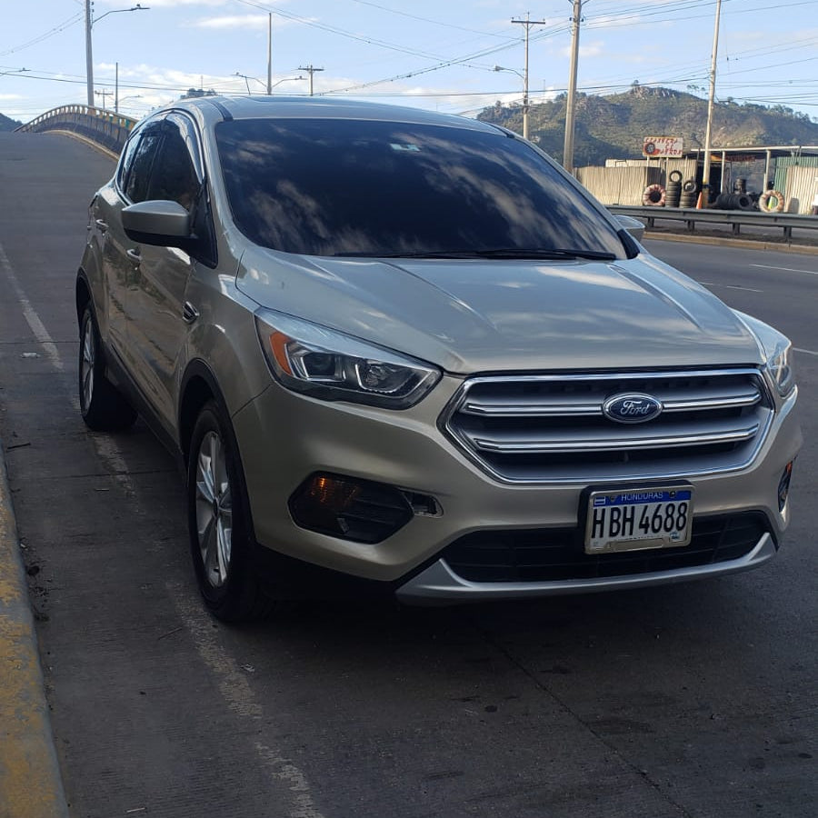 Ford Escape 2017 - Vista frontal color dorado champagne | Vende Tu Auto Honduras
