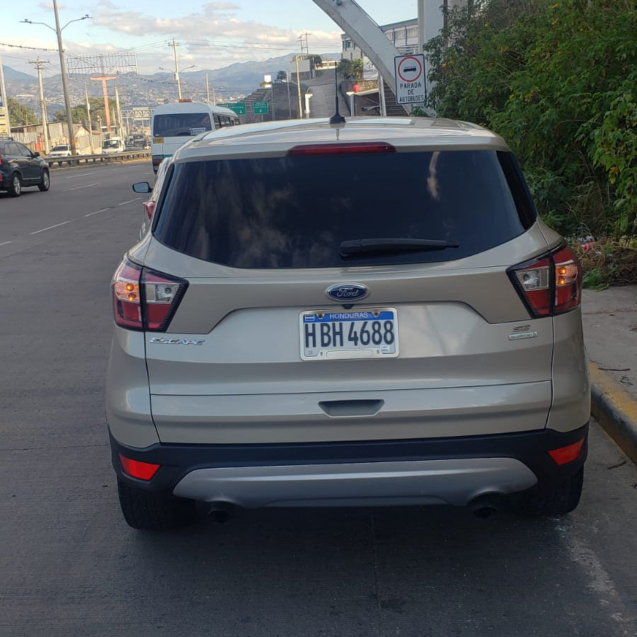 Ford Escape 2017 - Vista trasera color dorado champagne | Vende Tu Auto Honduras
