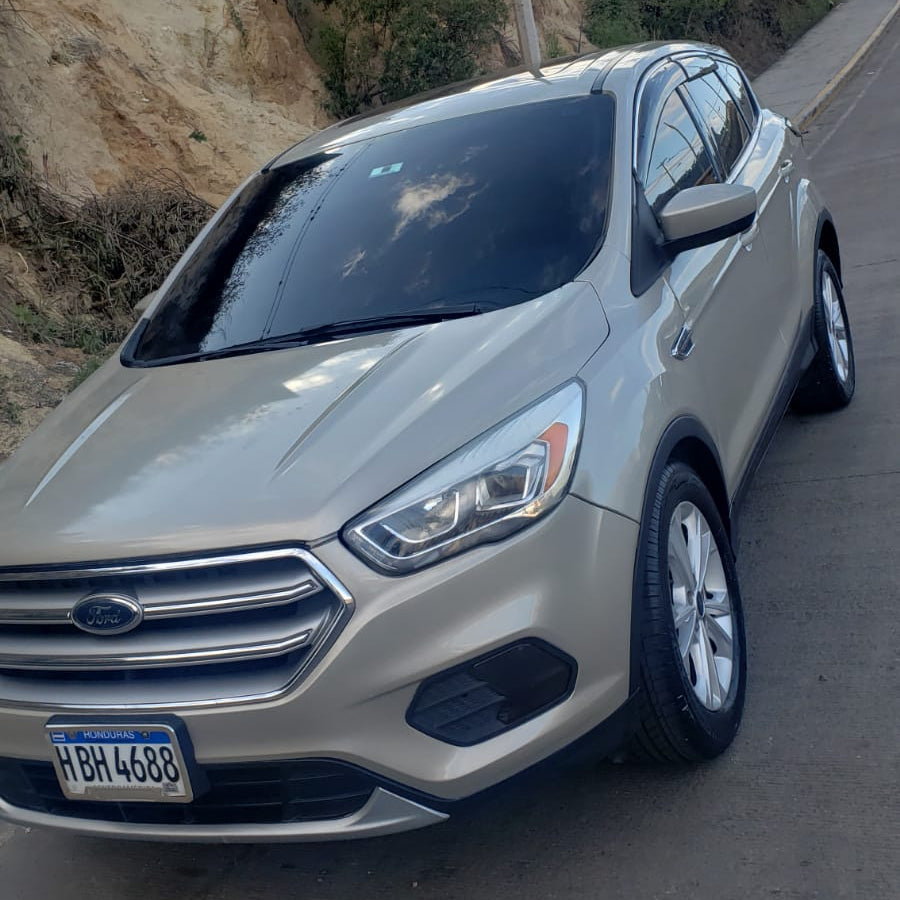 Ford Escape 2017 - Vista frontal superior color dorado champagne | Vende Tu Auto Honduras
