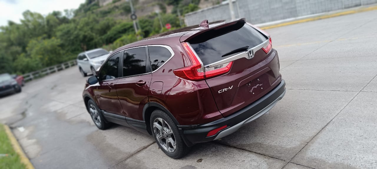Honda CR-V 2018 color vino, vista trasera lateral izquierda, en venta en Honduras