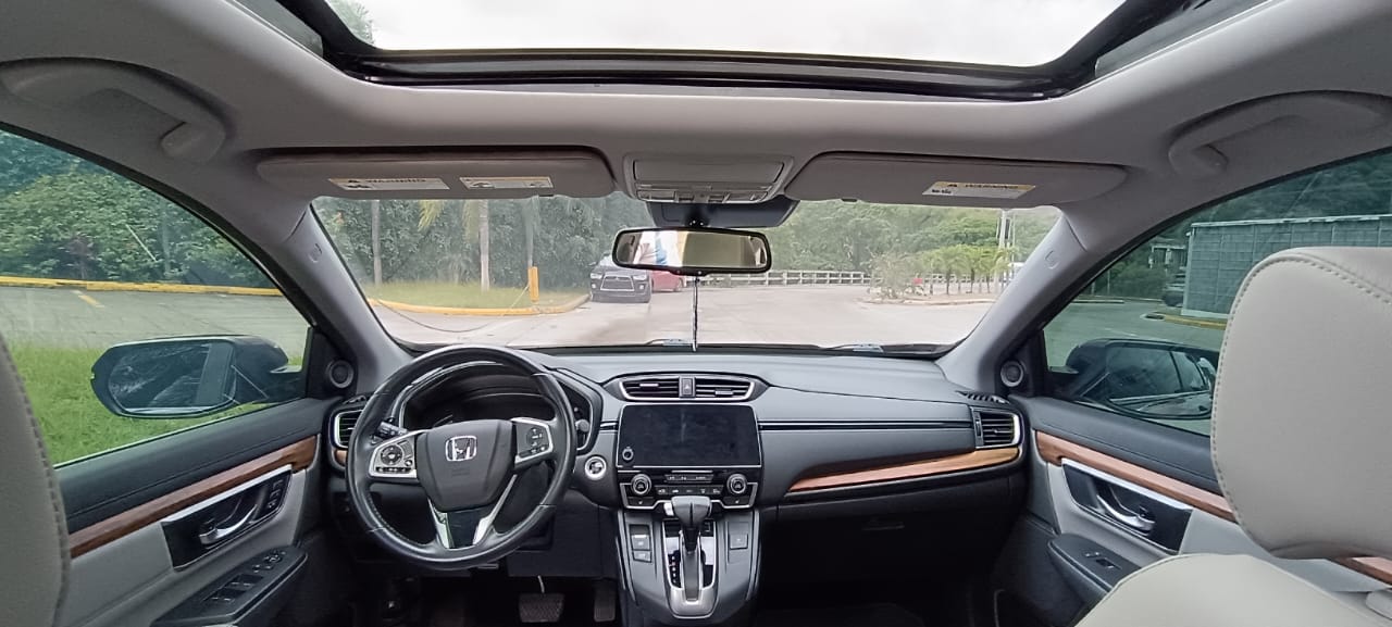 Honda CR-V 2018, interior con tablero, volante, techo solar y acabados en madera