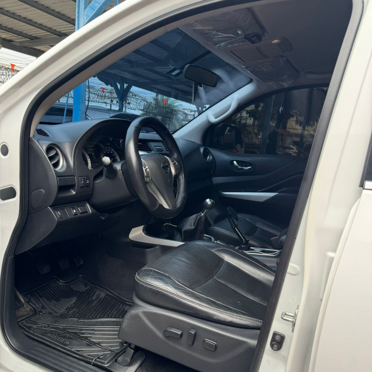 NISSAN NP300 2020
