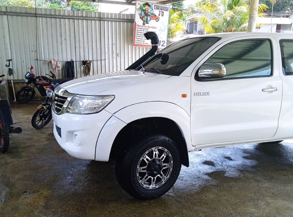 TOYOTA HILUX 2015