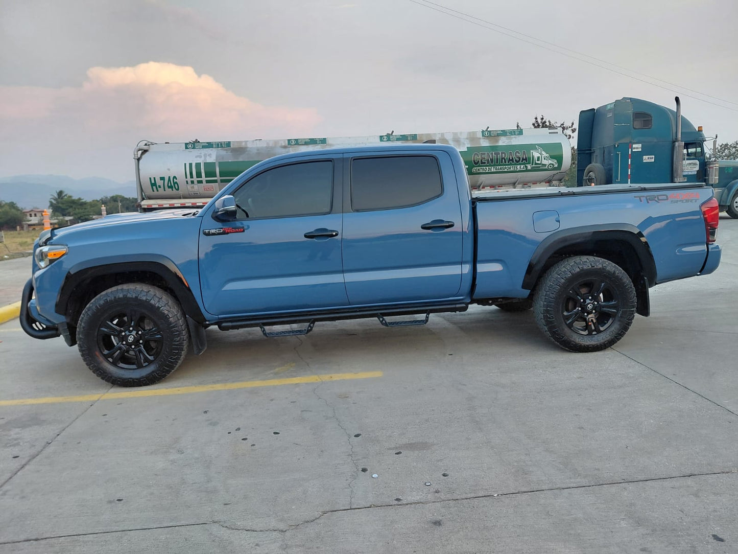 TOYOTA TACOMA 2019