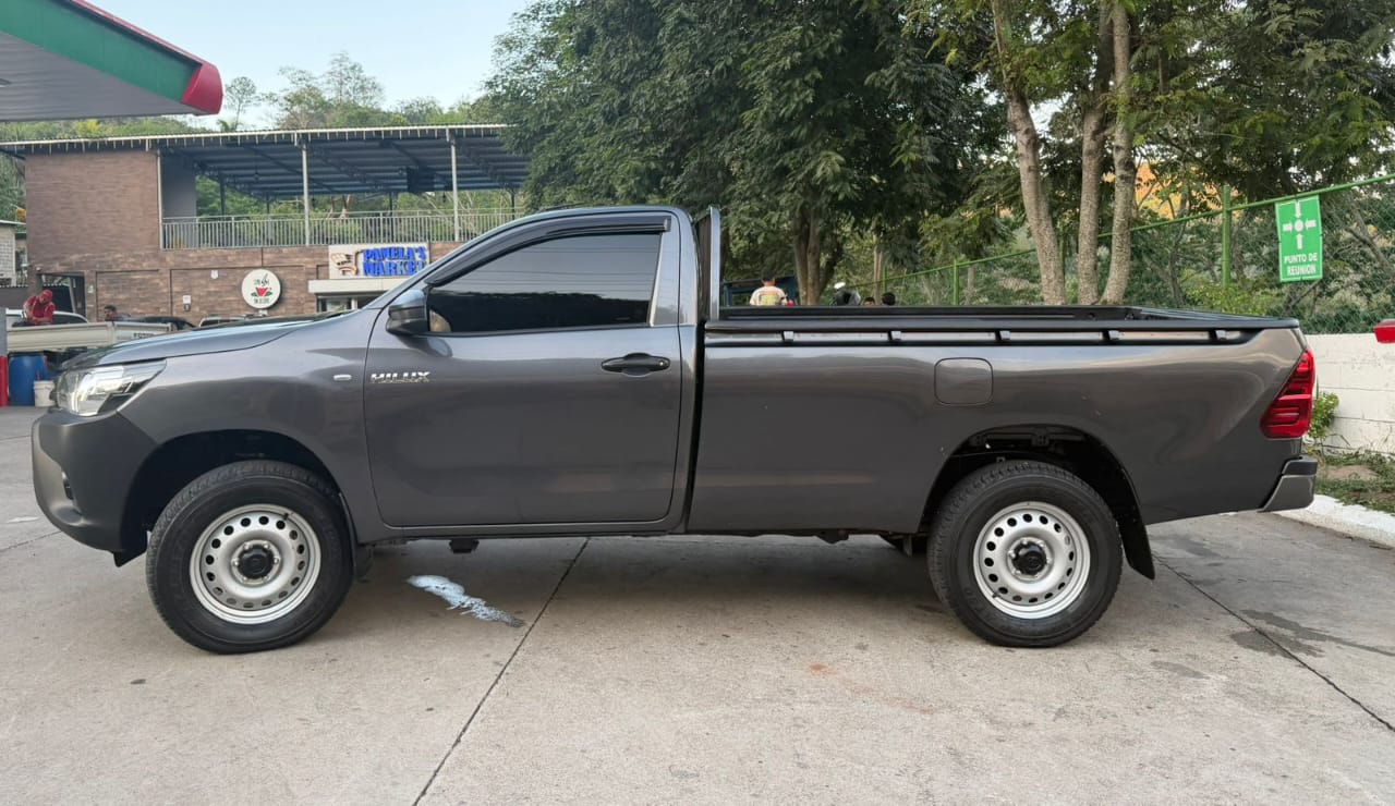 TOYOTA HILUX 2023