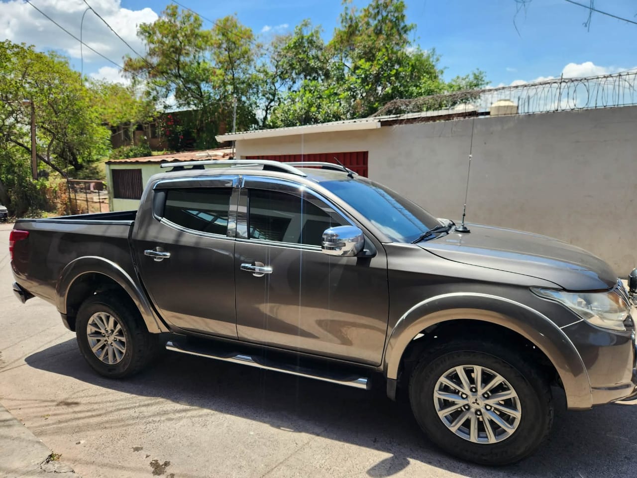 MITSUBISHI L200 2016