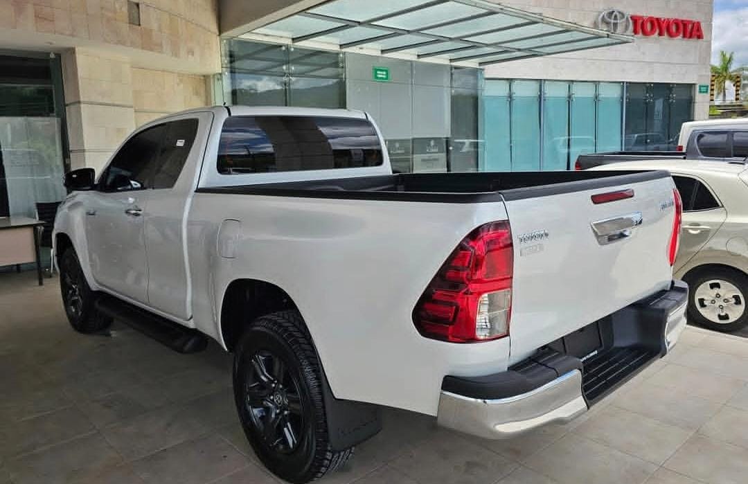 TOYOTA HILUX 2025