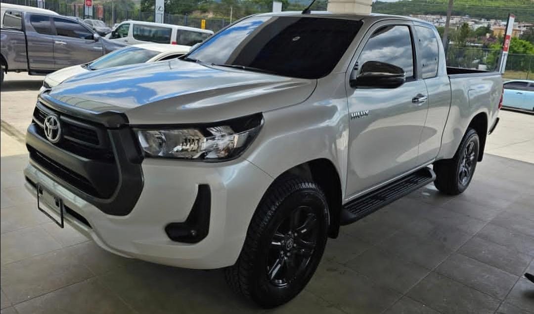 TOYOTA HILUX 2025