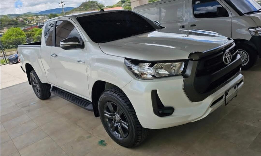 TOYOTA HILUX 2025