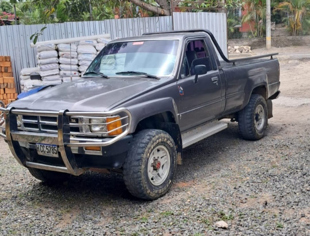TOYOTA HILUX 22R 1987