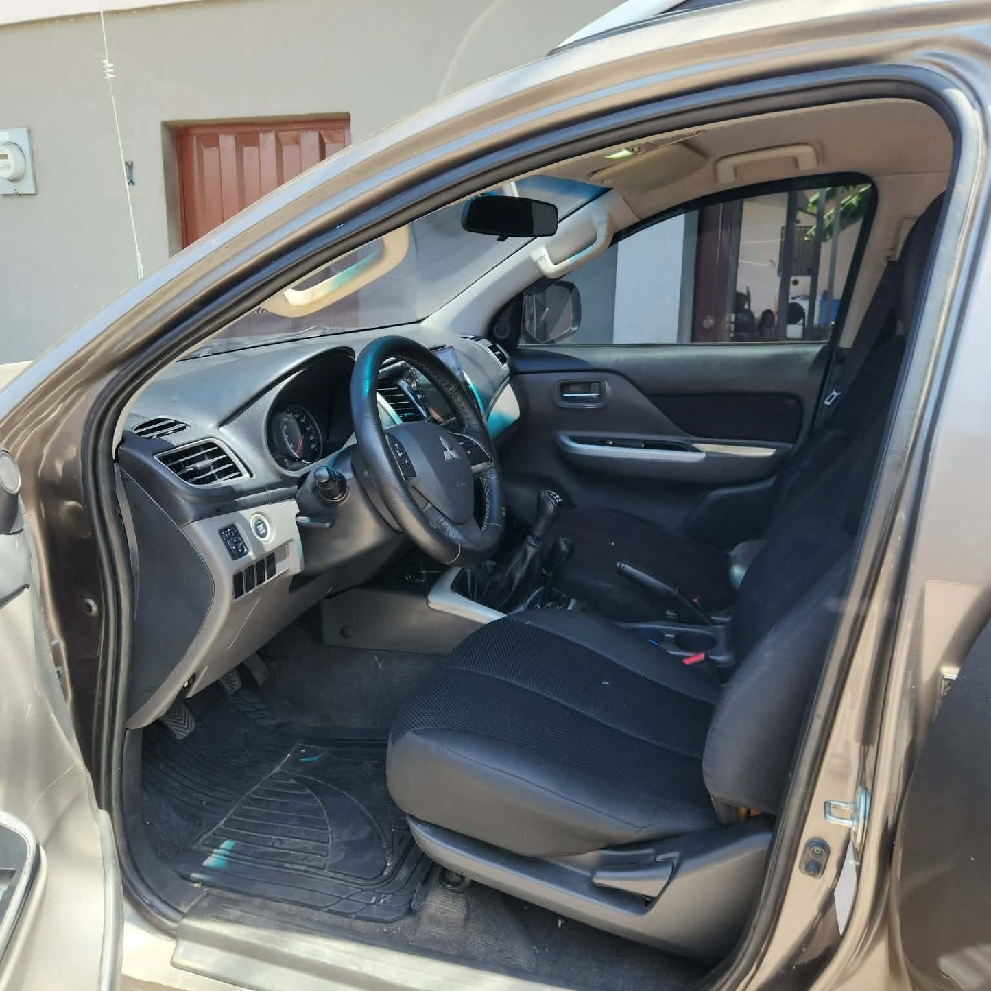 MITSUBISHI L200 2016